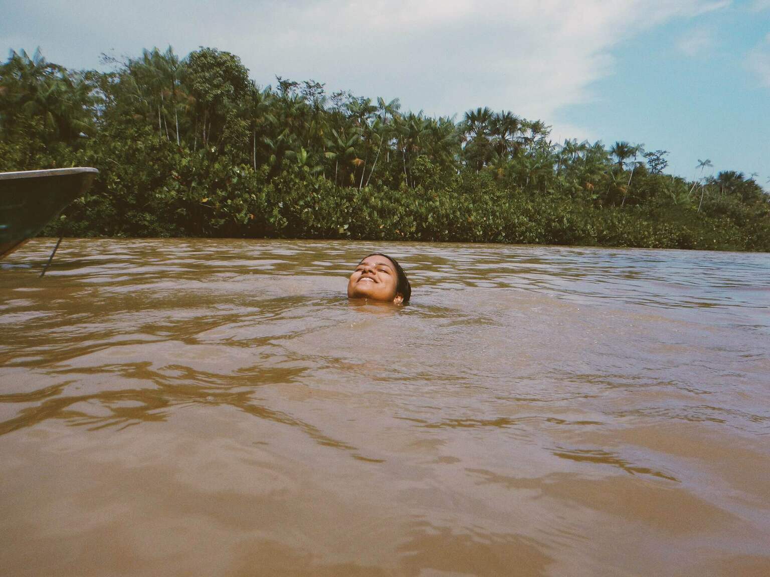 Larissa no rio cheia de vontade de molhar as terras vermelhas do Cerrado com a umidade e as águas barrentas da Amazônia.